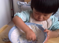 寶寶吃飯用手抓比湯匙好嗎.png 寶寶吃飯用手抓比湯匙好嗎.png