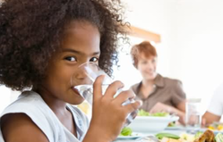 寶寶一天要喝多少毫升水.png 寶寶一天要喝多少毫升水.png