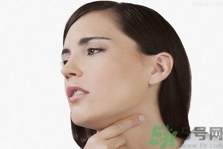 喉嚨好痛怎么辦咽口水都痛 溫鹽水漱口效果好 喉嚨好痛怎么辦咽口水都痛 溫鹽水漱口效果好