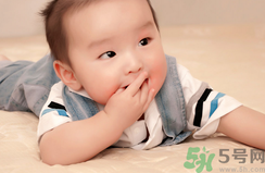 寶寶愛吃手指頭是怎么回事怎么辦.png 寶寶愛吃手指頭是怎么回事怎么辦.png