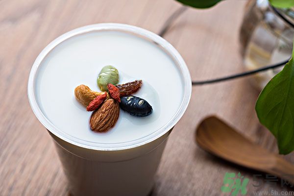 什么時候喝酸奶最好 自制酸奶健康嗎 什么時候喝酸奶最好 自制酸奶健康嗎