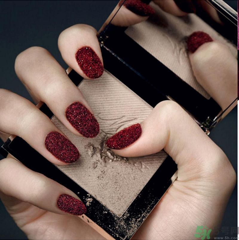 春節(jié)讓紅色指甲時(shí)髦的技巧方法 春節(jié)讓紅色指甲時(shí)髦的技巧方法