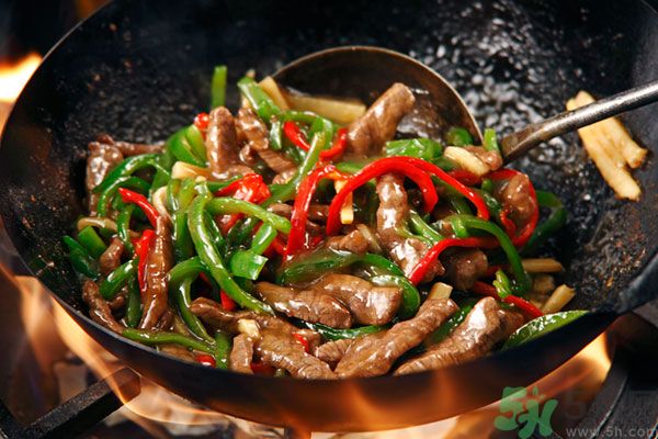 油膩的鍋怎么洗干凈 鍋上的污漬如何去除 油膩的鍋怎么洗干凈 鍋上的污漬如何去除