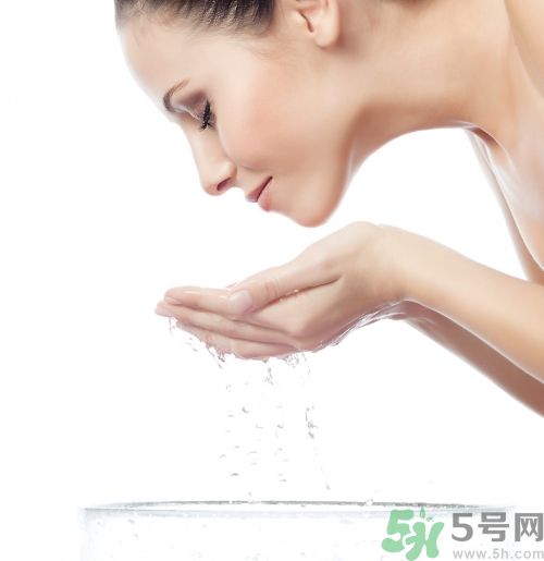 平時不保養(yǎng) 也能有干燥無緣的水嫩肌膚 平時不保養(yǎng) 也能有干燥無緣的水嫩肌膚