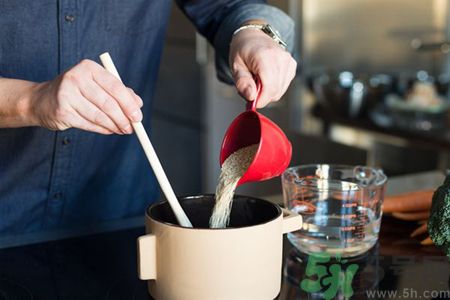 藜麥?zhǔn)癜吖?jié)蝦怎么做 藜麥?zhǔn)癜吖?jié)蝦制作方法 藜麥?zhǔn)癜吖?jié)蝦怎么做 藜麥?zhǔn)癜吖?jié)蝦制作方法