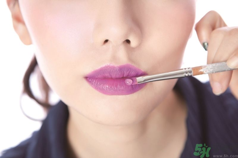 如何打造女人味妝容?桃紫色唇膏mix唇蜜 如何打造女人味妝容?桃紫色唇膏mix唇蜜
