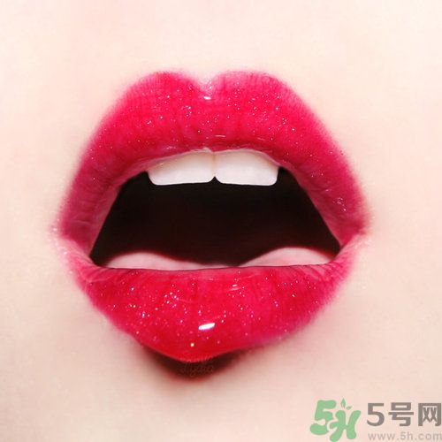 春天嘴唇干裂脫皮怎么辦？嘴唇為什么會(huì)脫皮？