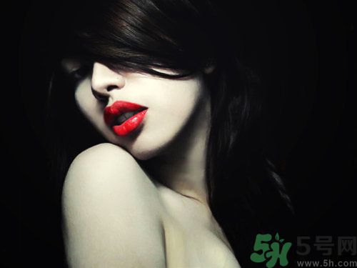 春天嘴唇干裂脫皮怎么辦？嘴唇為什么會(huì)脫皮？