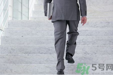 爬樓梯膝蓋疼是怎么回事?爬樓梯膝蓋痛怎么辦?.jpg 爬樓梯膝蓋疼是怎么回事?爬樓梯膝蓋痛怎么辦?.jpg