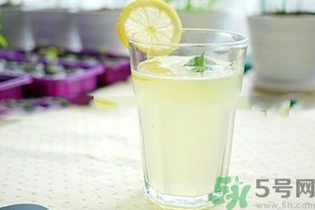 檸檬水怎么喝減肥？檸檬片用多少度的水泡最好？