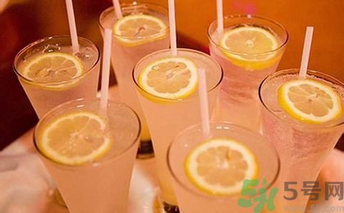 檸檬水怎么喝減肥？檸檬片用多少度的水泡最好？