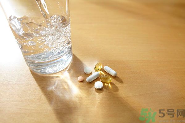 晚上睡前吃藥好嗎？睡前可以空腹喝藥嗎？