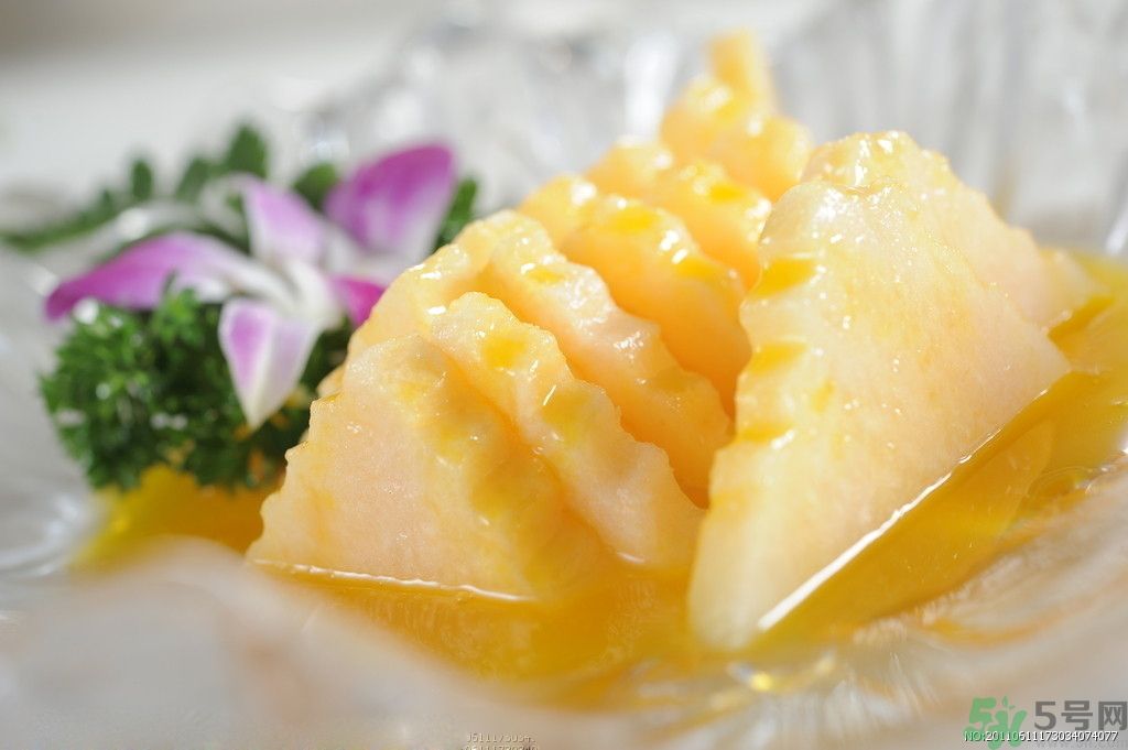 菠蘿發(fā)黑能吃嗎？菠蘿為什么要用鹽水泡？