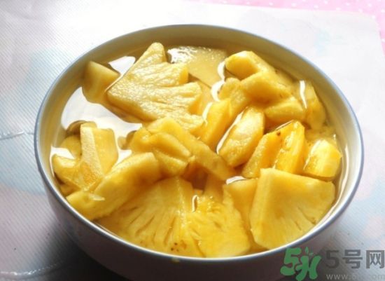 菠蘿發(fā)黑能吃嗎？菠蘿為什么要用鹽水泡？