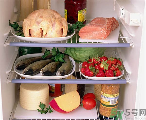 魚(yú)放鹽了能放冰箱嗎？魚(yú)放冰箱里怎樣保鮮？