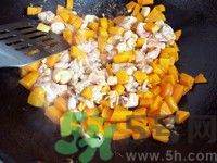 南瓜雞肉燜飯的做法圖解.jpg 南瓜雞肉燜飯的做法圖解.jpg