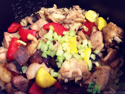 南瓜雞肉燜飯怎么做好吃?南瓜雞肉燜飯的做法圖解.png 南瓜雞肉燜飯怎么做好吃?南瓜雞肉燜飯的做法圖解.png