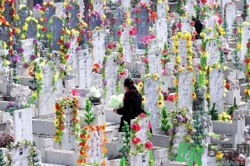 清明節(jié)掃墓穿什么衣服合適?清明節(jié)掃墓穿衣禁忌.jpg 清明節(jié)掃墓穿什么衣服合適?清明節(jié)掃墓穿衣禁忌.jpg