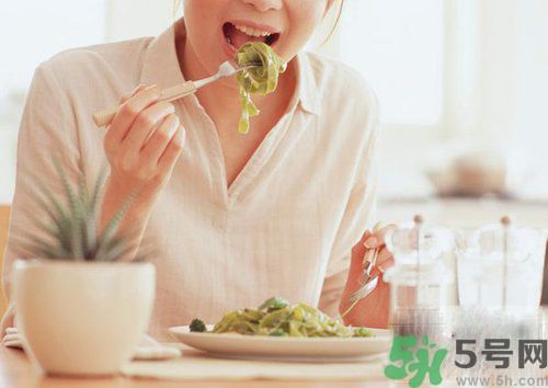 胃潰瘍吃什么食物好？調(diào)理胃潰瘍的方法有哪些？