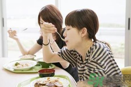 胃潰瘍吃什么食物好？調(diào)理胃潰瘍的方法有哪些？