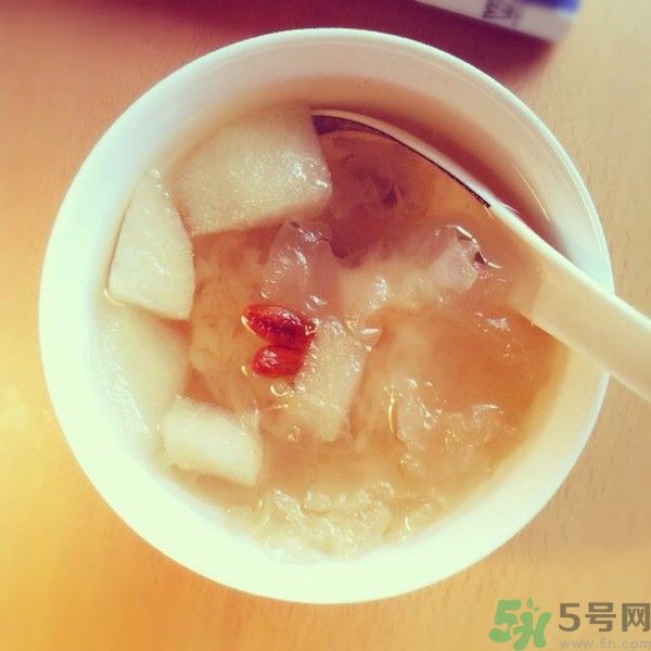 冰糖銀耳燉雪梨怎么做治咳嗽?冰糖銀耳燉雪梨的做法止咳.jpg 冰糖銀耳燉雪梨怎么做治咳嗽?冰糖銀耳燉雪梨的做法止咳.jpg