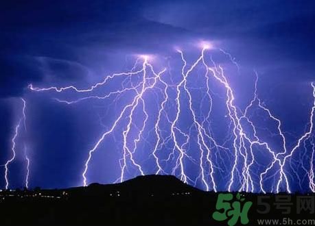 一家人掃墓遭雷擊是怎么回事？出行怎樣避雷？