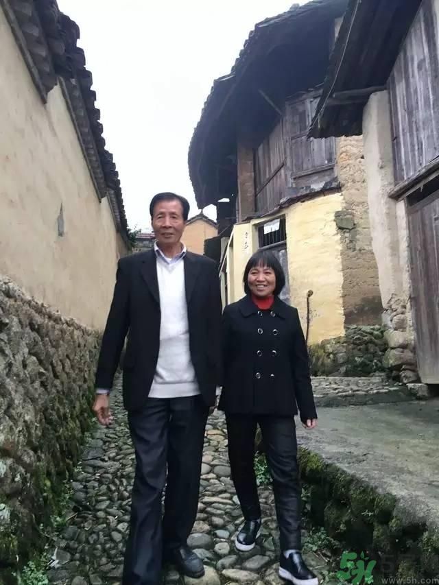 浙江富翁棄億萬資產(chǎn)與農(nóng)婦結(jié)婚  怎樣追求真愛才好？