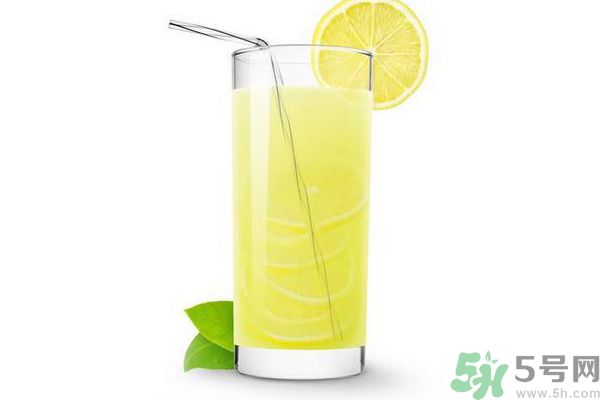 每天喝檸檬水能美白嗎？每天喝檸檬水好不好？