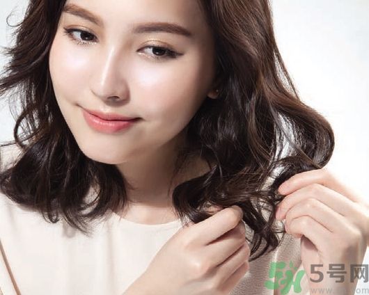 中長微卷鮑伯頭怎么弄？大人味浪漫鮑伯頭