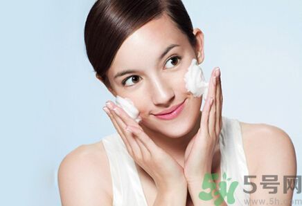 額頭出油是什么原因？額頭出油怎么辦？