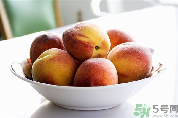 桃子上有紅點(diǎn)能吃嗎？桃子上有黑點(diǎn)可以吃嗎？