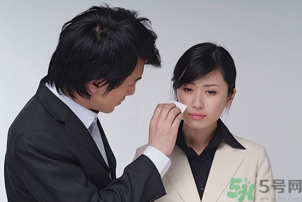 一生氣就流眼淚是怎么回事？生氣流淚怎么辦？