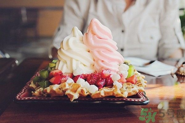 吃冰淇淋會上火嗎？吃冰淇淋長痘是怎么回事？