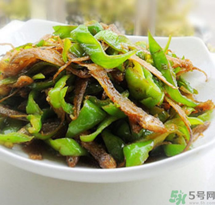 油燜干魚怎么做的？干魚怎么炒好吃？