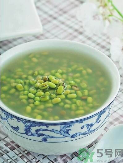 菊花晶能喝綠豆湯一起喝嗎？菊花晶和綠豆湯可以一起喝嗎？