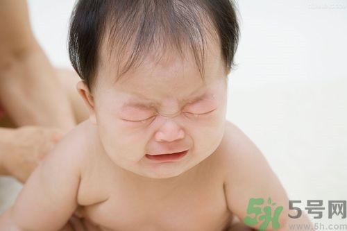 新生兒熱痱子怎么治?新生兒熱痱子多久能好 新生兒熱痱子怎么治?新生兒熱痱子多久能好