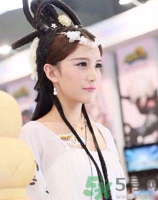 陜西最美媽媽是誰？陜西最美媽媽當(dāng)街哺乳被棄女嬰是怎么回事？