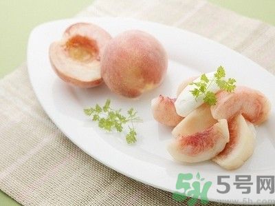 吃桃子臉上癢是怎么回事？吃桃子臉上癢怎么辦？