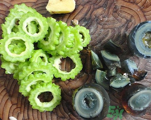 苦瓜和皮蛋一起吃能降火嗎？苦瓜能和皮蛋一起吃嗎？