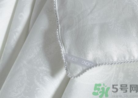 蠶絲被和羽絨被哪個(gè)好?蠶絲被和羽絨被的區(qū)別 蠶絲被和羽絨被哪個(gè)好?蠶絲被和羽絨被的區(qū)別