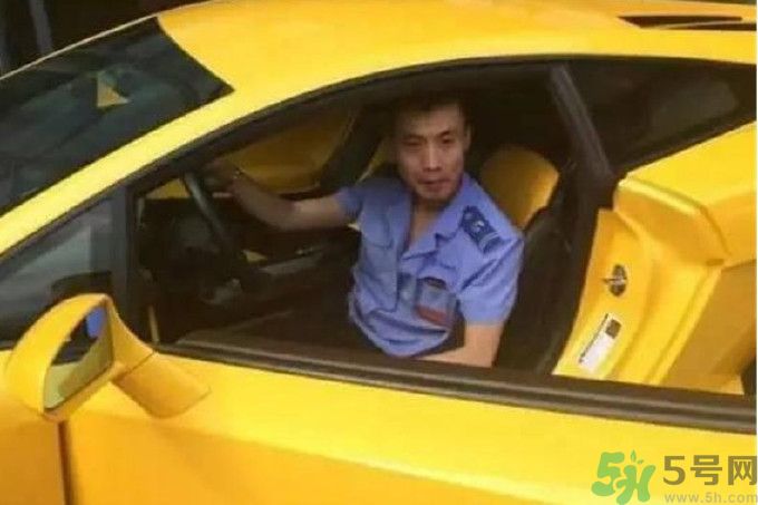 開蘭博基尼上下班的人是誰？開蘭博基尼上下班開的是哪輛公交車？