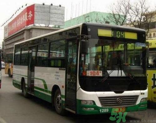 開蘭博基尼上下班的人是誰？開蘭博基尼上下班開的是哪輛公交車？