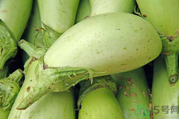 茄子里面有黑點(diǎn)能吃嗎？茄子里面黑了能吃嗎？