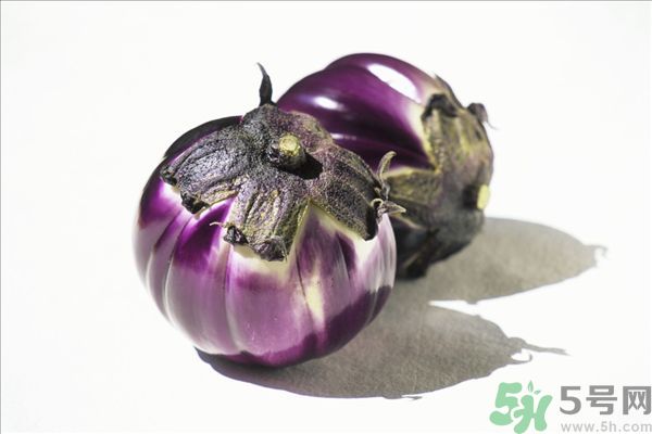 茄子里面有黑點(diǎn)能吃嗎？茄子里面黑了能吃嗎？