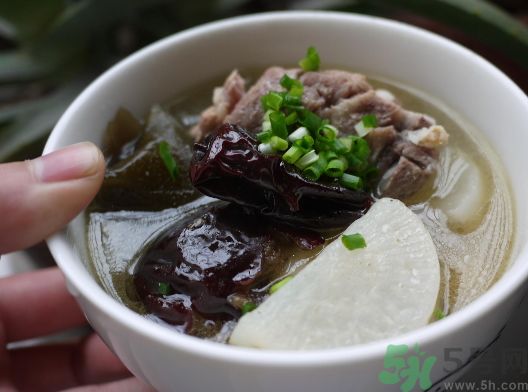 海帶排骨湯什么時(shí)候放鹽最好?海帶排骨湯加鹽的時(shí)間 海帶排骨湯什么時(shí)候放鹽最好?海帶排骨湯加鹽的時(shí)間