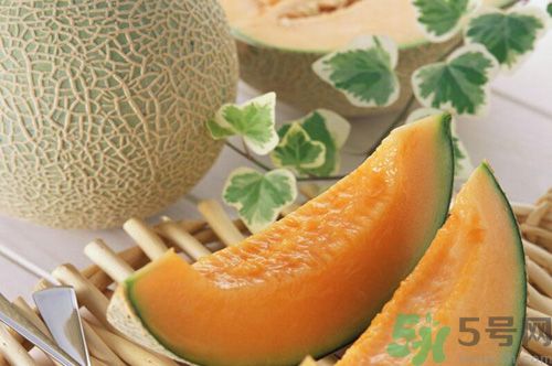 吃哈密瓜可以喝可樂(lè)嗎？喝可樂(lè)可以吃哈密瓜嗎？