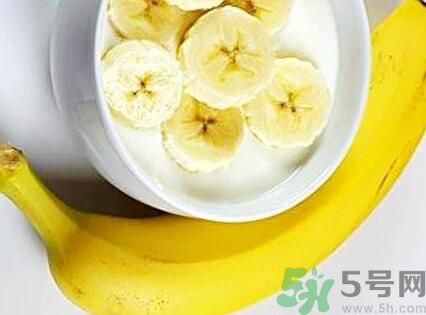 吃香蕉可以喝可樂嗎？喝可樂可以吃香蕉嗎？