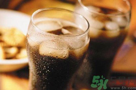 吃香蕉可以喝可樂嗎？喝可樂可以吃香蕉嗎？