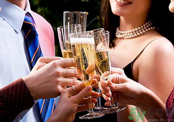 喝酒臉發(fā)白的人酒量好嗎？喝酒臉發(fā)白好不好？