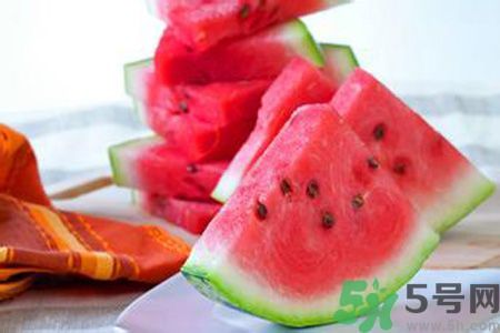 西瓜為什么不能挖著吃？西瓜用勺子挖著吃有什么危害？